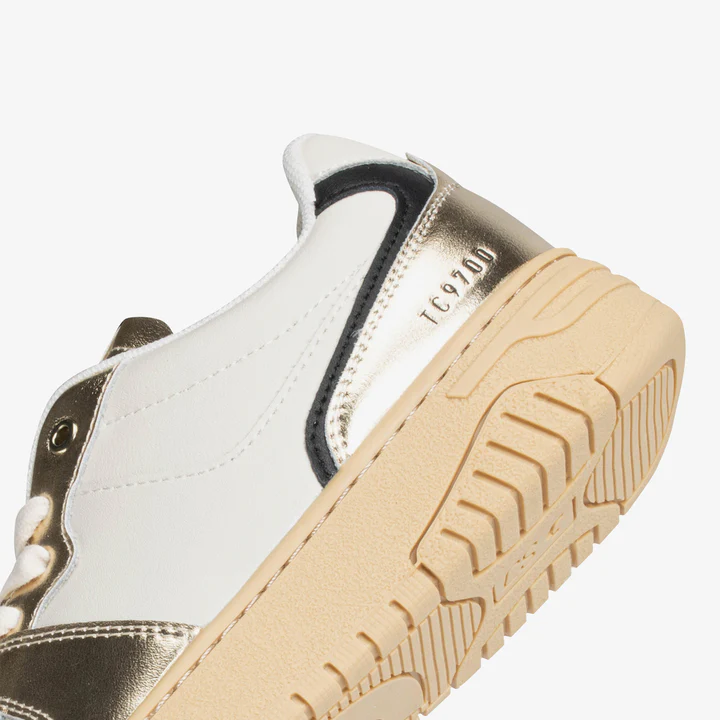 White sneakers women