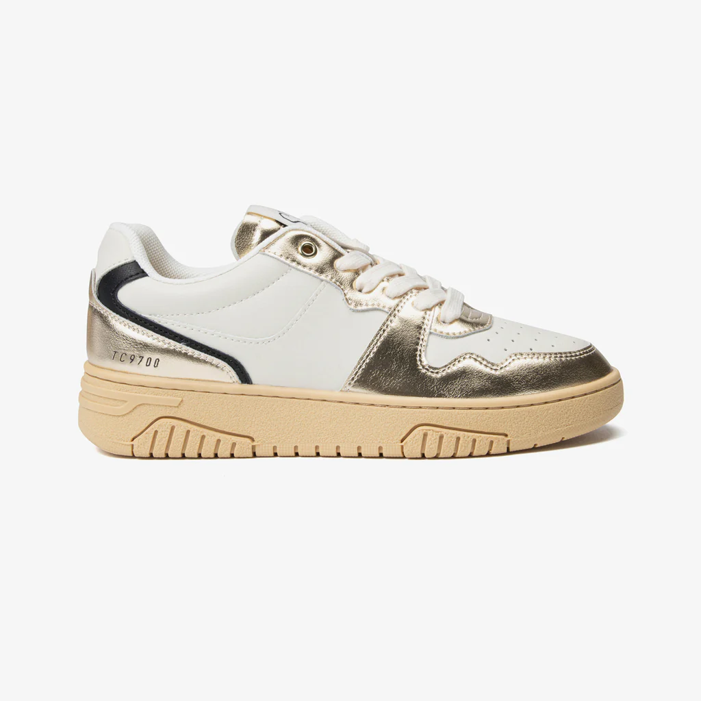 White sneakers women