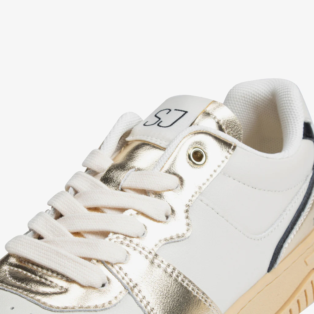 White sneakers women