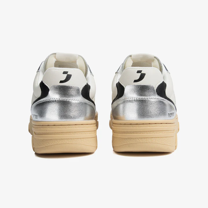 White sneakers women