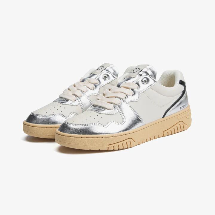 White sneakers women