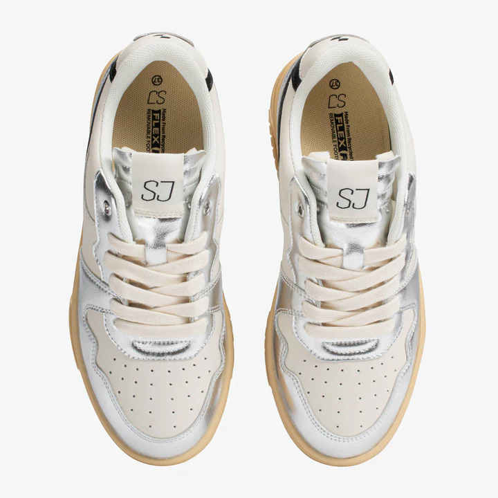 White sneakers women