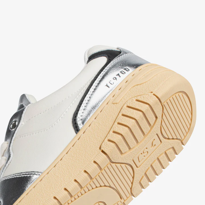 White sneakers women
