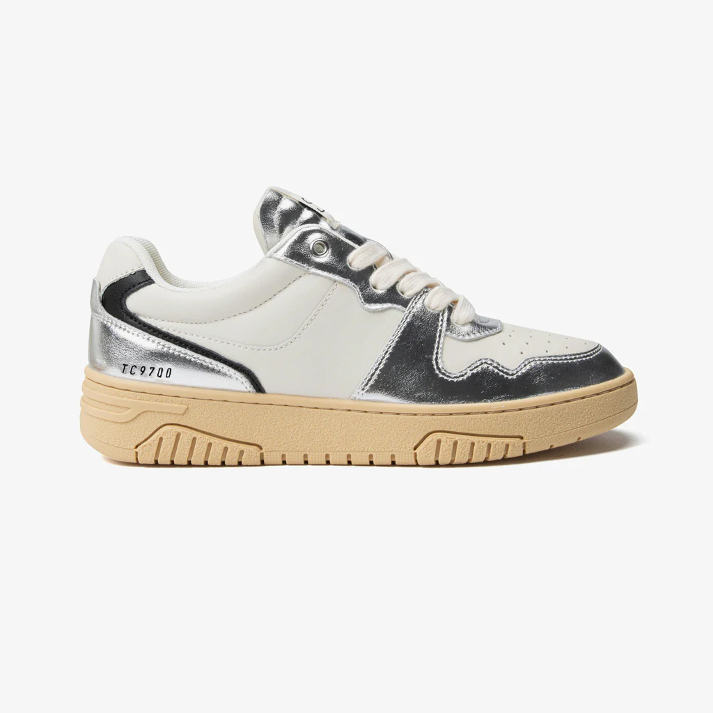 White sneakers women