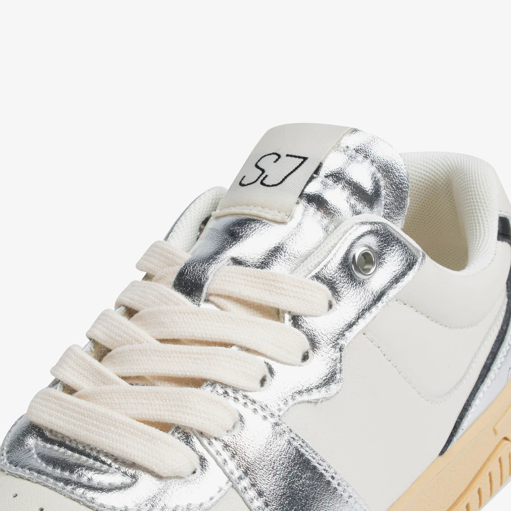 White sneakers women