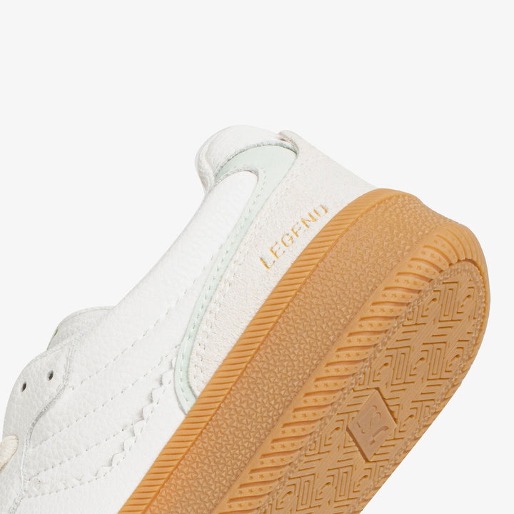 White sneakers women