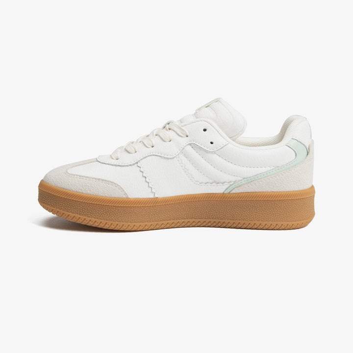 White sneakers women