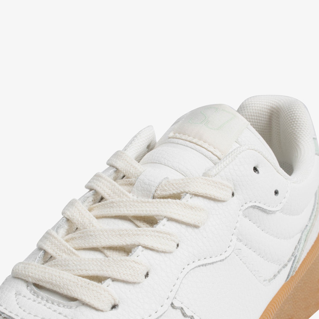White sneakers women
