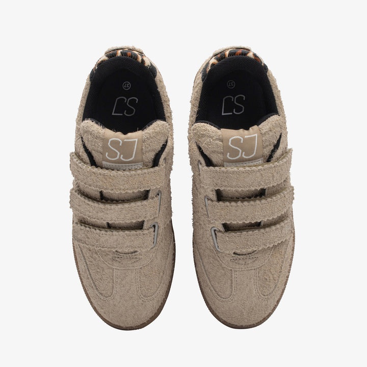 Casual sneakers women