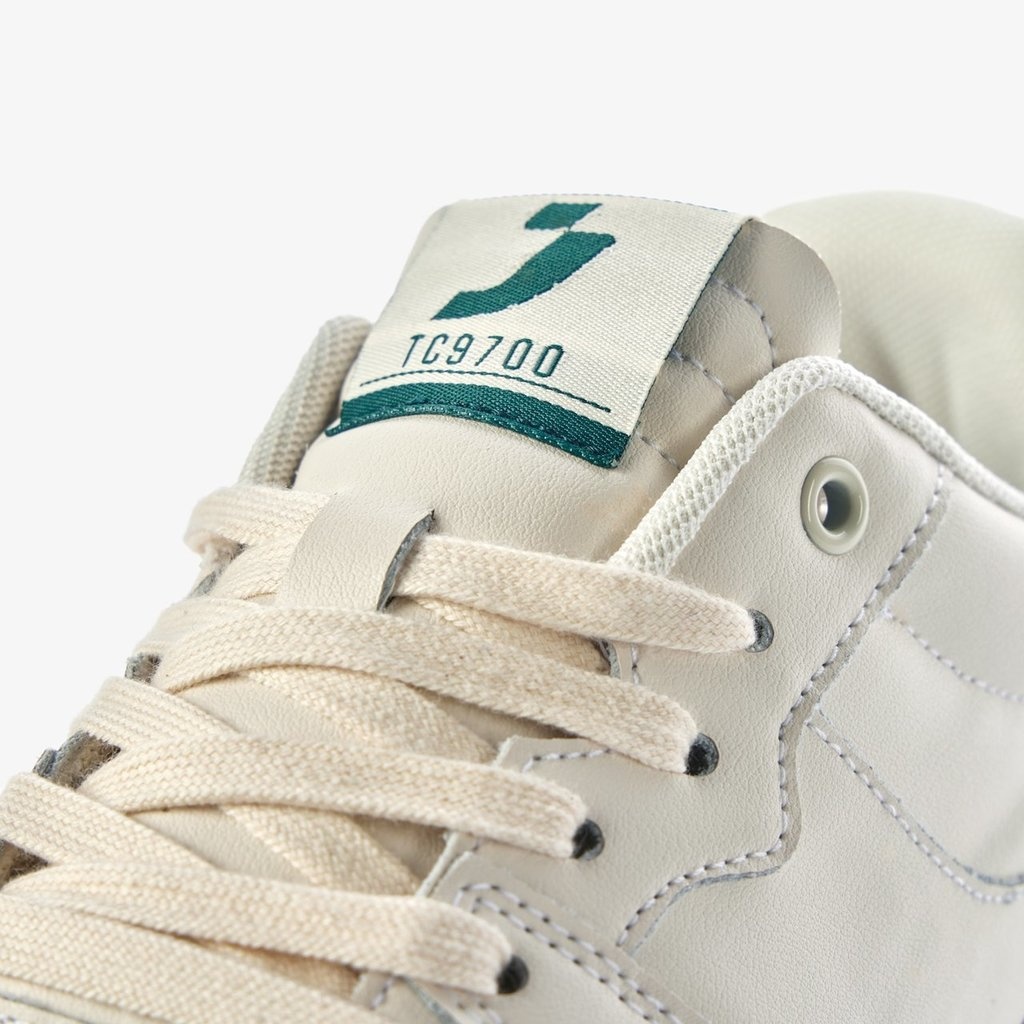 White sneakers men