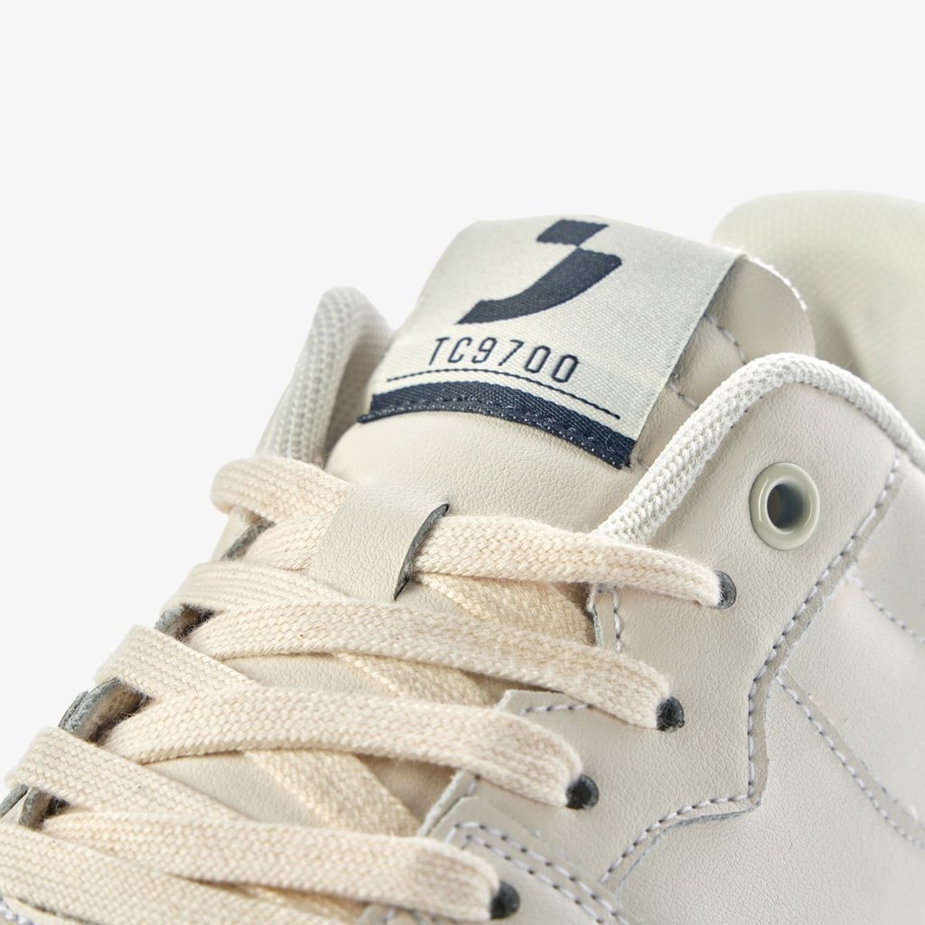 White sneakers men