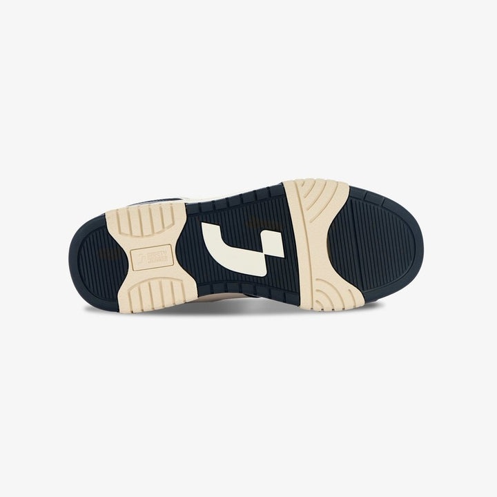 White sneakers men