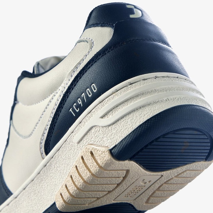 White sneakers men