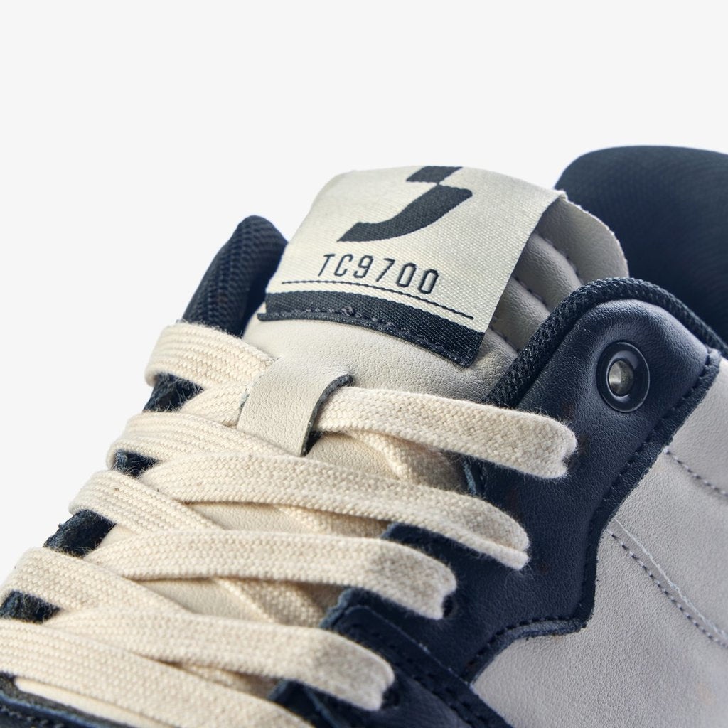 White sneakers men